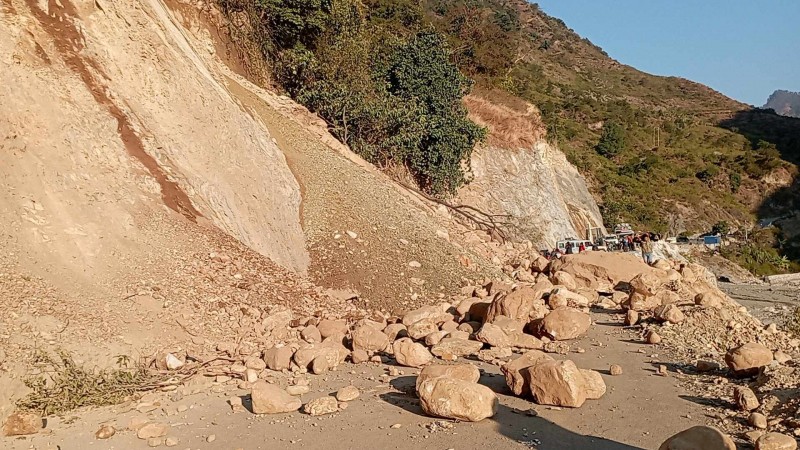 सुख्खा पहिरो खस्दा जयपृथ्वी राजमार्ग बिहानैदेखि अवरुद्ध